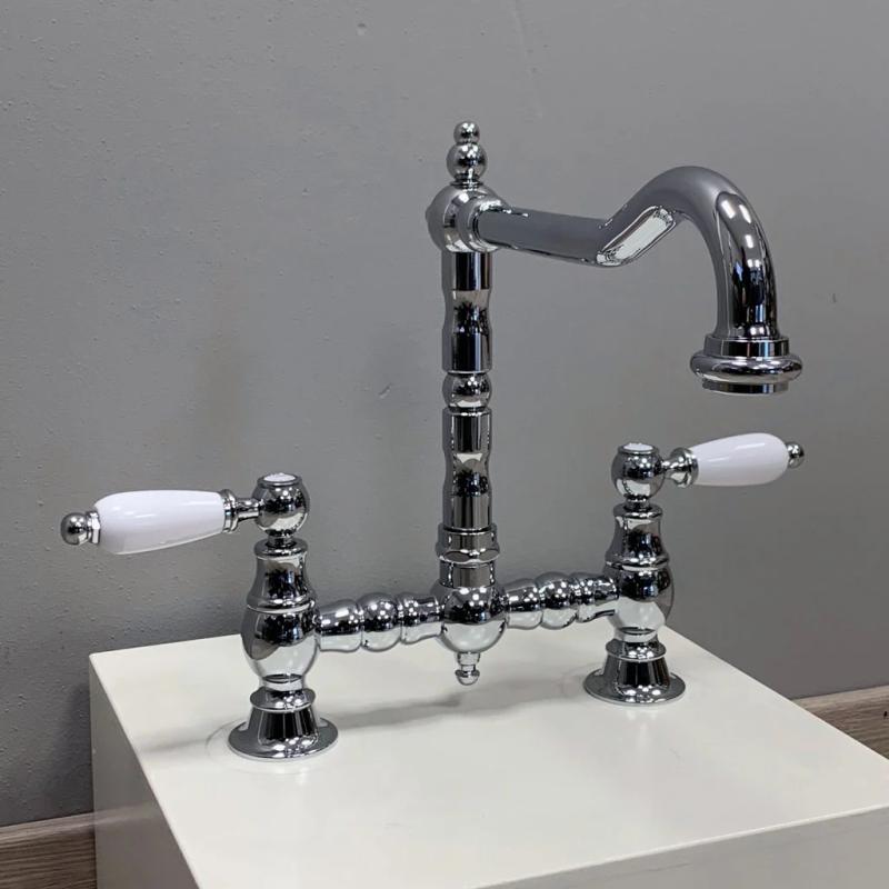 PB Nostalgická kuchyňská baterie s chromovým povrchem, pravoúhlým výtokem a bílými rukojeťmi PBN.CHR.H.WH