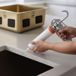 Zuurvrije siliconenlijm voor montage van onderbouw roestvrijstalen spoelbakken