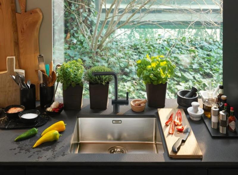 Franke Atlas Neo kuchyňská baterie s otočným výtokem, kartáčovaná matná černá 115.0550.424