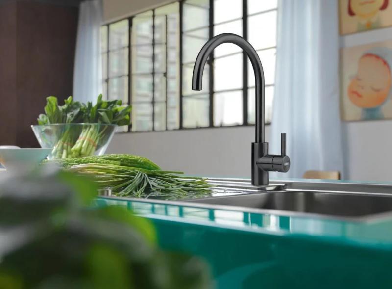 Franke kuchyňská baterie Eos Neo otočný výtokový ventil kartáčovaná černá 115.0613.590