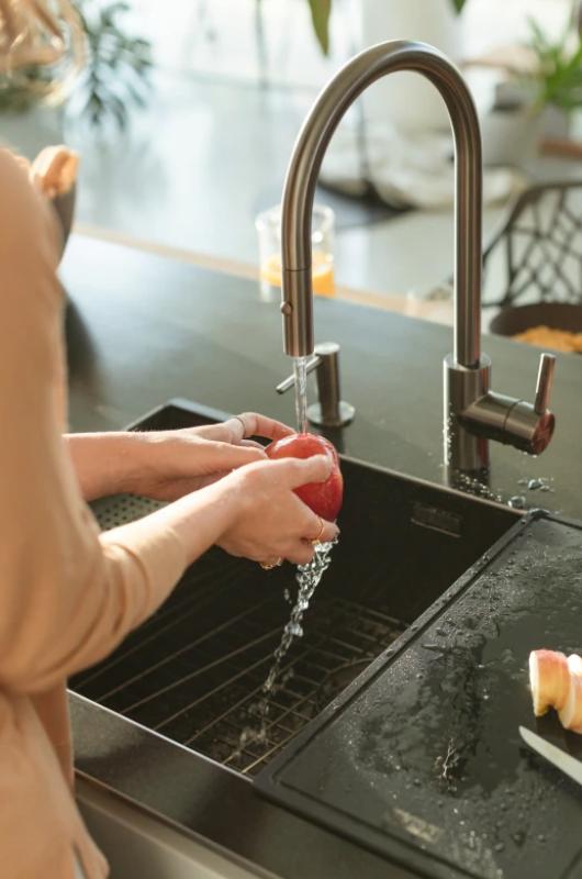 Franke Kuchyňská baterie Eos Neo s výsuvnou sprchovou hlavicí pvd gun metal 115.0628.256