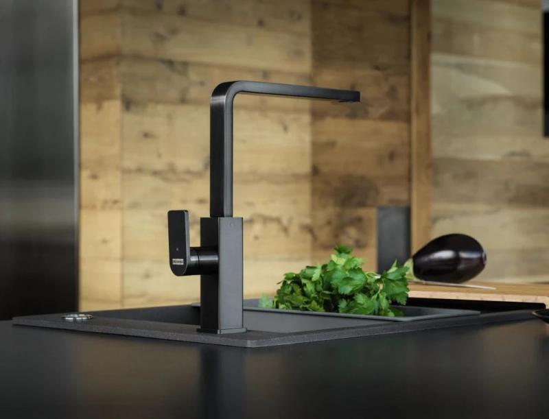 Franke kartáčovaná černá kuchyňská baterie Mythos s otočným výtokem 115.0550.441