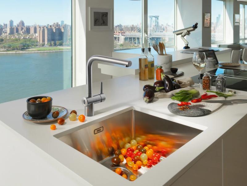 Franke masivní nerezová senzorová kuchyňská baterie Atlas Neo s otočným výtokem inox 115.0625.489