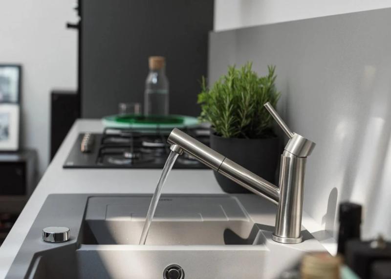 Franke Orbit masivní nerezová nízká kuchyňská baterie s výsuvnou výtokovou trubicí inox 115.0569.461