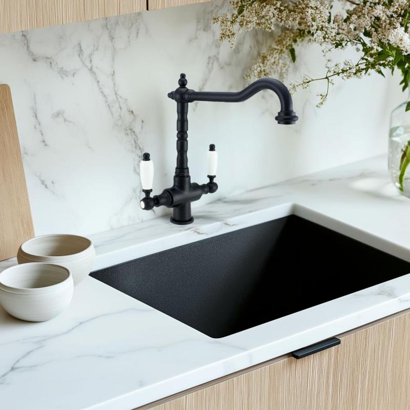 PB Nostalgický klasický venkovský kuchyňský kohoutek matná černá s bílými rukojeťmi 1208953912