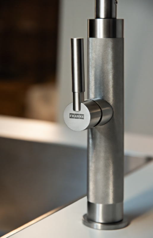 Franke Mythos Masterpiece kuchyňská baterie s výtokem ve tvaru J a výsuvnou sprchovou hlavicí, kompletně z nerezové oceli, 115.0711.554