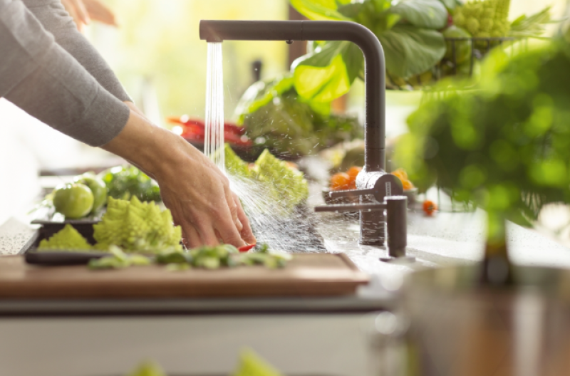 Franke Active Twist Jednopáková Baterie Černá s Výsuvnou Hubicí a Integrovaným Ovládáním Odpadu 115.0669.769