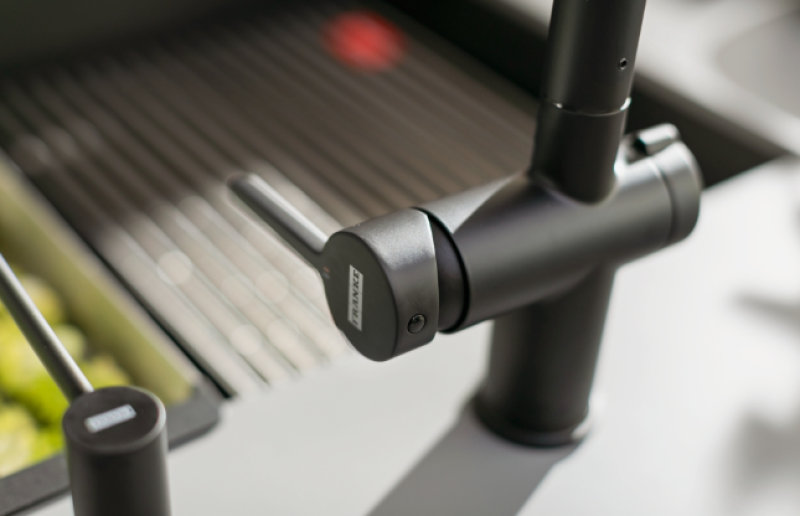 Franke Active Twist Jednopáková Baterie Černá s Výsuvnou Hubicí a Integrovaným Ovládáním Odpadu 115.0669.769