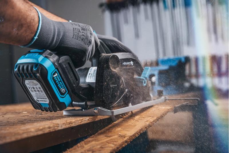 HÖGERT akumulátorová kotoučová pila, 18V, bez baterie, s připojením na vysavač.