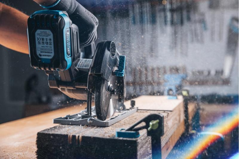 HÖGERT akumulátorová kotoučová pila, 18V, bez baterie, s připojením na vysavač.