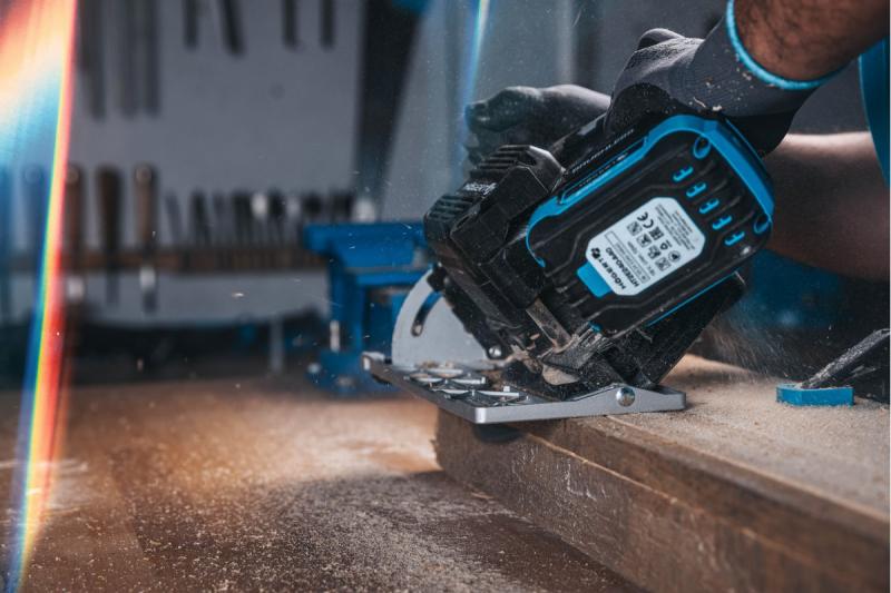 HÖGERT akumulátorová kotoučová pila, 18V, bez baterie, s připojením na vysavač.