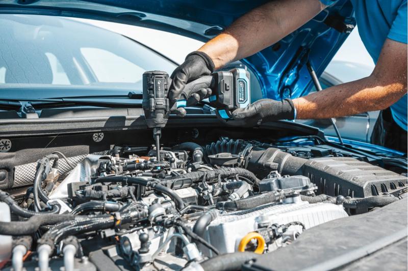 HÖGERT Bezdrátová žehlička bez kartáčků 18V, sada s baterií, nabíječkou a příslušenstvím