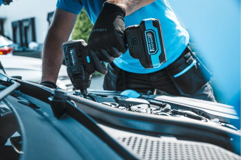 HÖGERT Bezdrátová žehlička bez kartáčků 18V, sada s baterií, nabíječkou a příslušenstvím