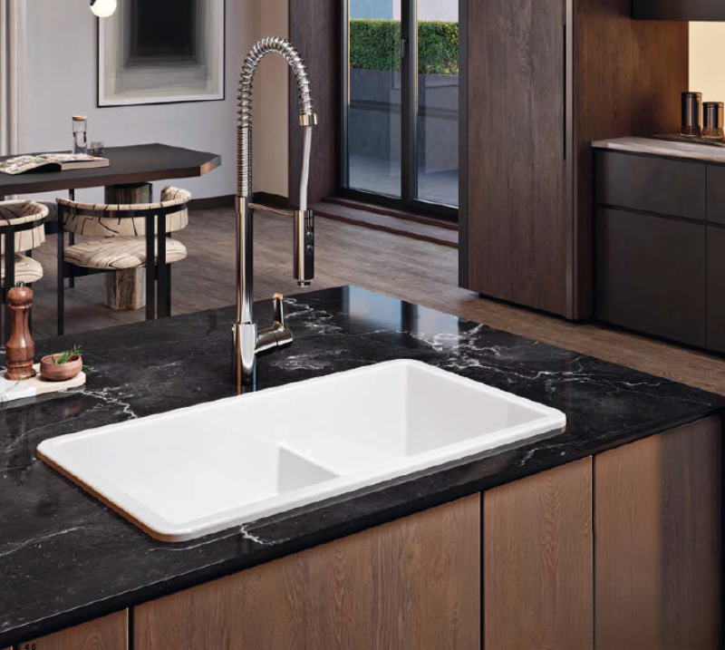 Ausmann Ceramic Ember Keramický Bílý Jednoapůltorový Dřez na Povrchovou a Podpovrchovou Montáž 733 x 401 mm s Nerezovými Zátkami 1208970737