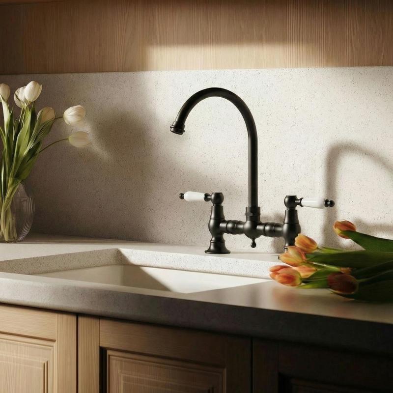 Aquanello Heritage Manor Klasická kuchyňská baterie v nostalgickém stylu s černým tělem, bílou rukojetí a kulatým výtokem BL-4001-HM